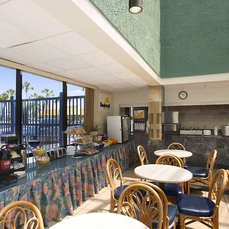 Days Inn By Wyndham Panama City Beach/Ocean Front Bagian luar foto