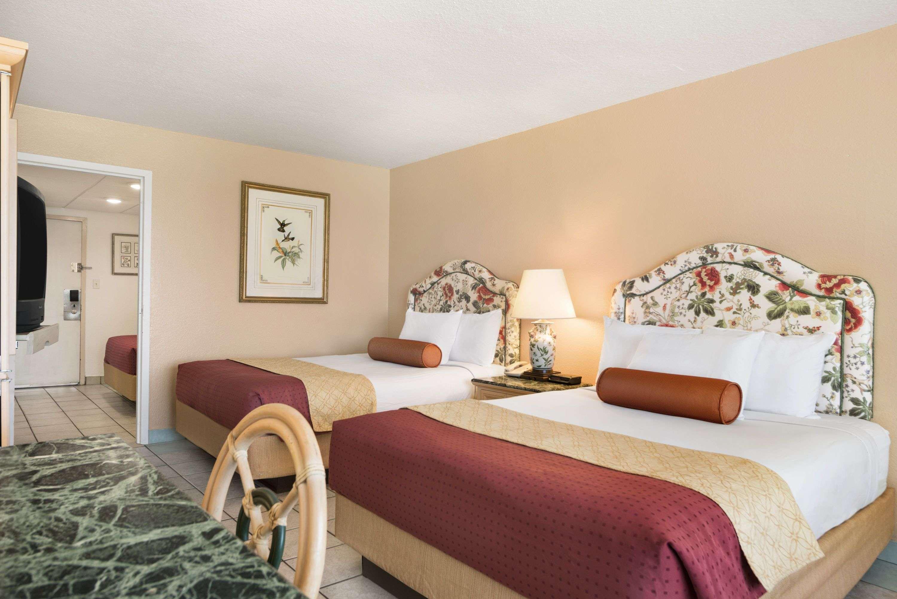 Days Inn By Wyndham Panama City Beach/Ocean Front Bagian luar foto