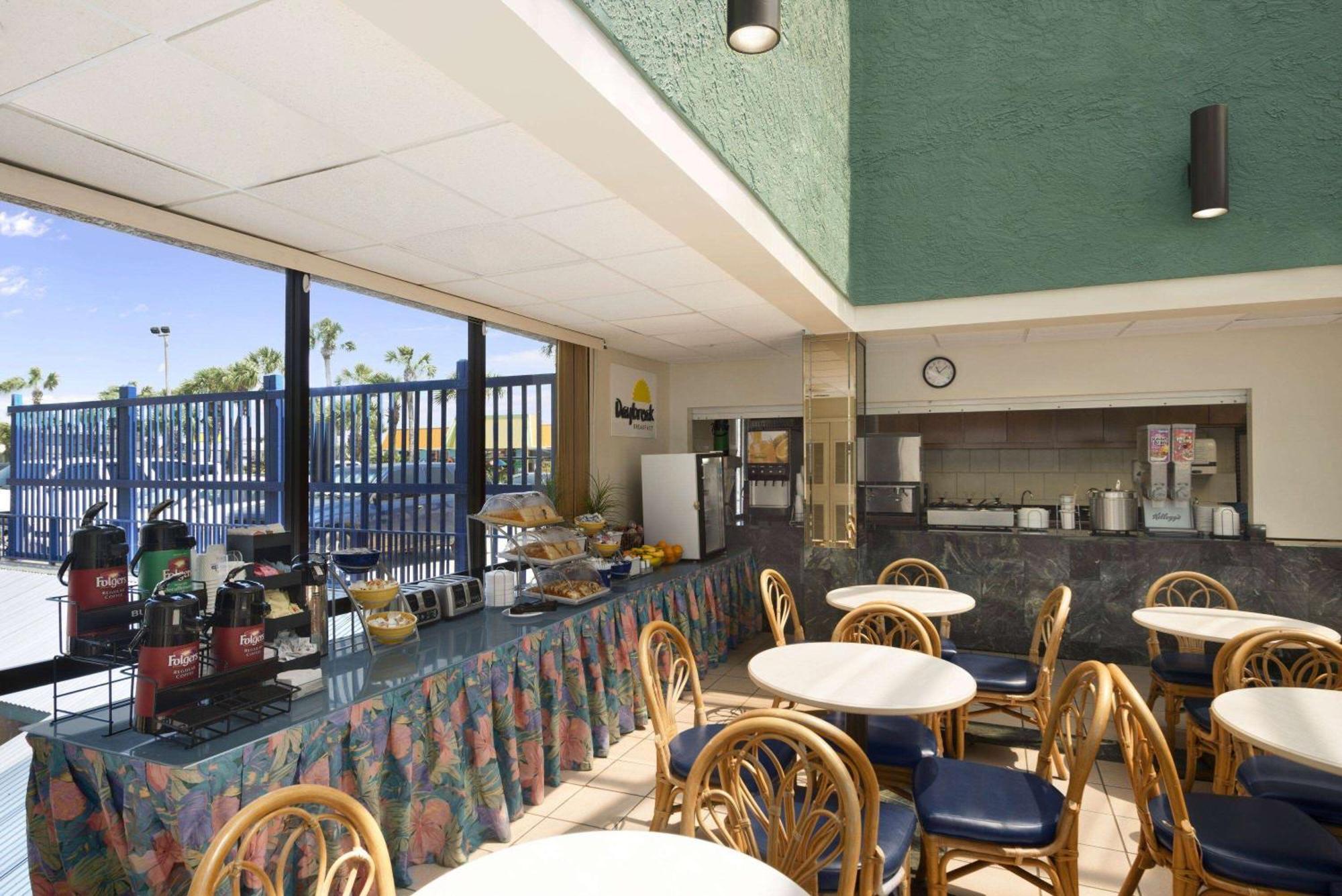 Days Inn By Wyndham Panama City Beach/Ocean Front Bagian luar foto