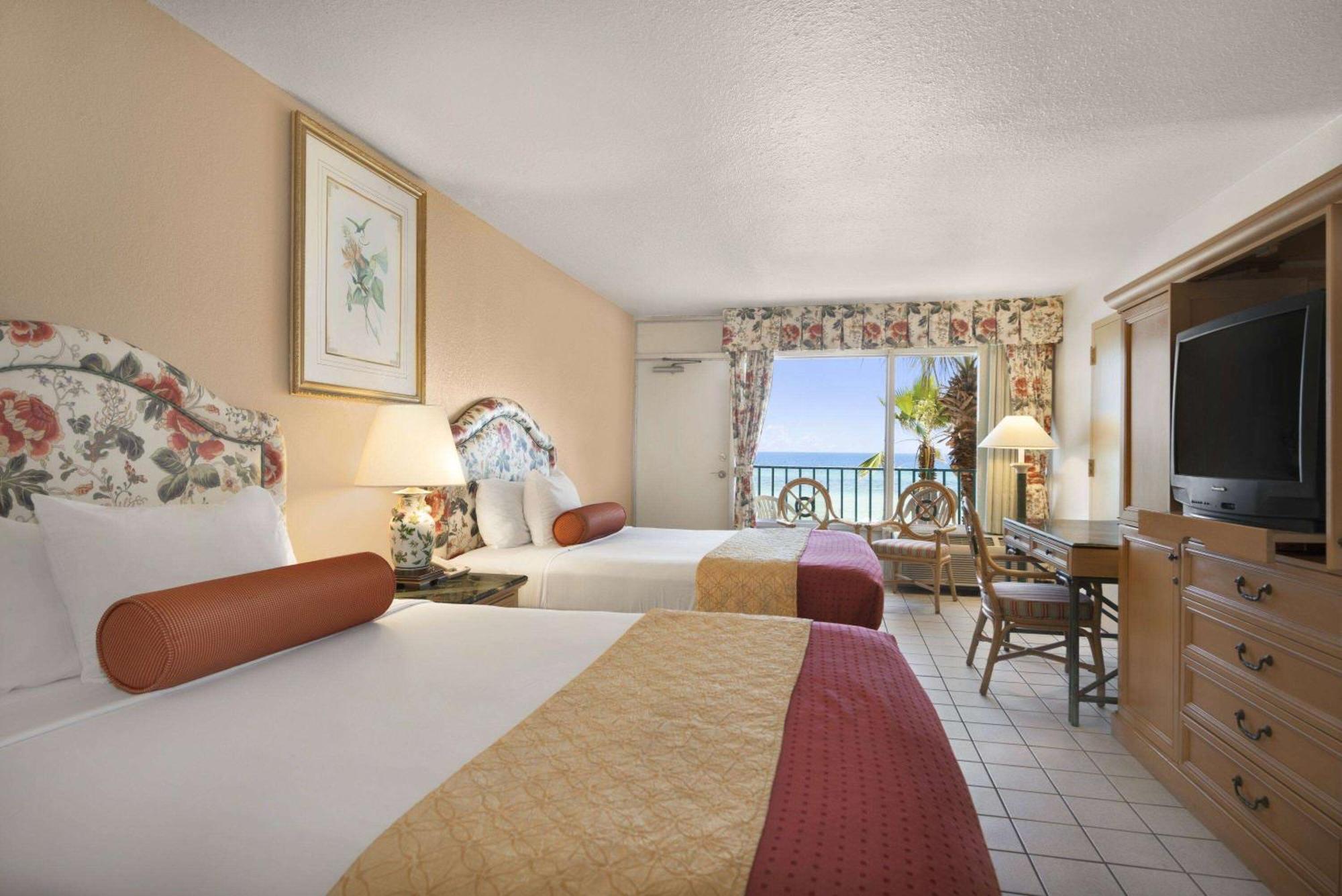 Days Inn By Wyndham Panama City Beach/Ocean Front Bagian luar foto