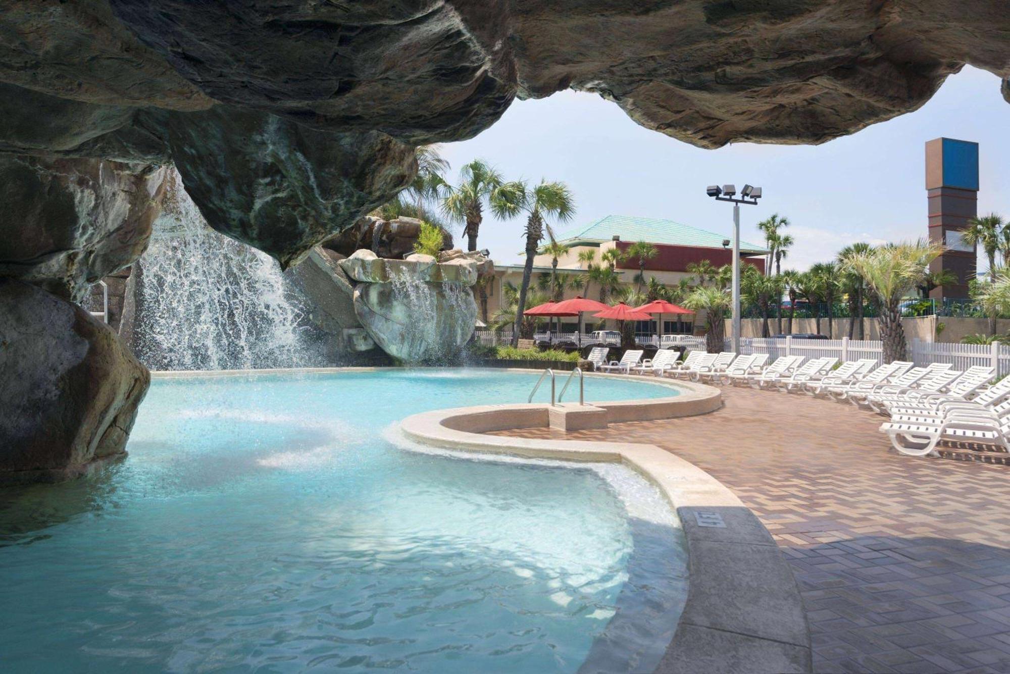 Days Inn By Wyndham Panama City Beach/Ocean Front Bagian luar foto