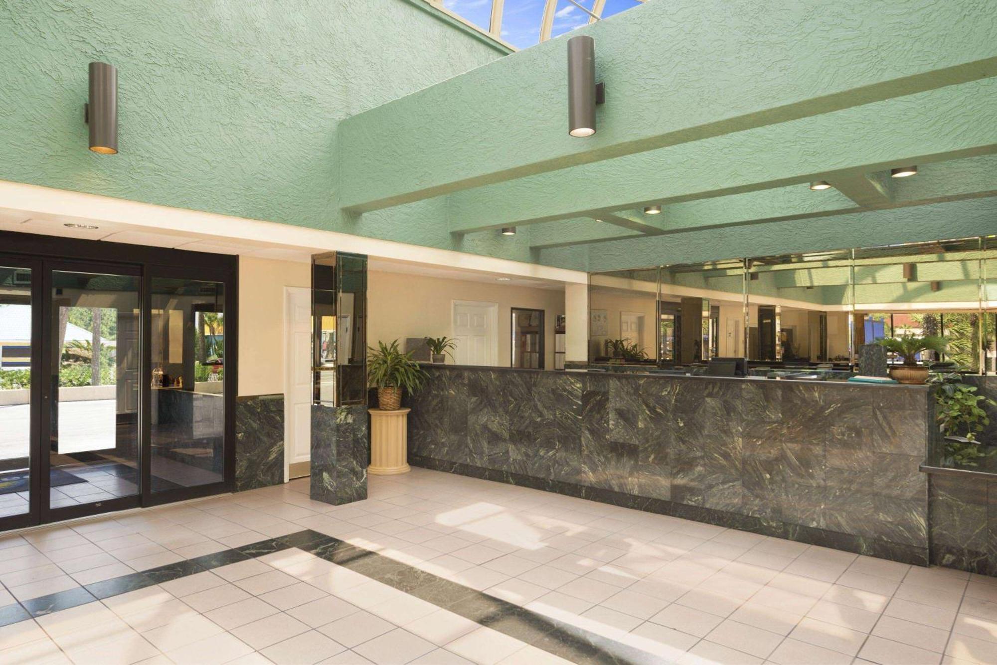 Days Inn By Wyndham Panama City Beach/Ocean Front Bagian luar foto