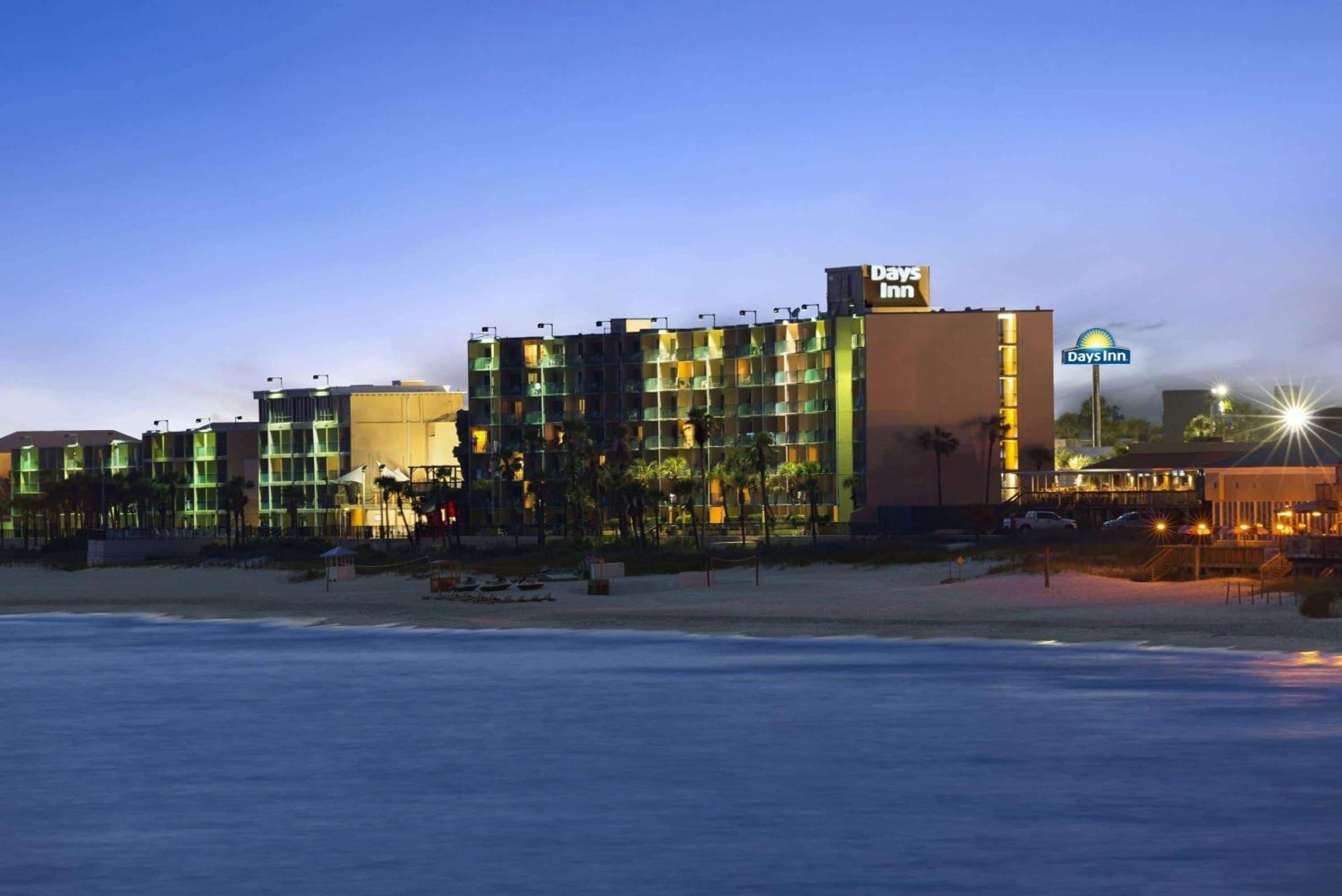Days Inn By Wyndham Panama City Beach/Ocean Front Bagian luar foto