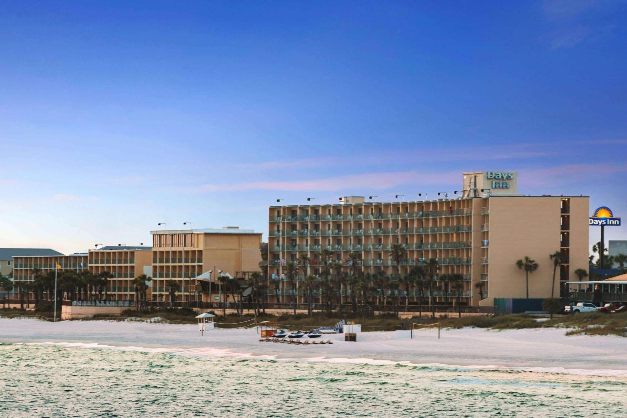 Days Inn By Wyndham Panama City Beach/Ocean Front Bagian luar foto