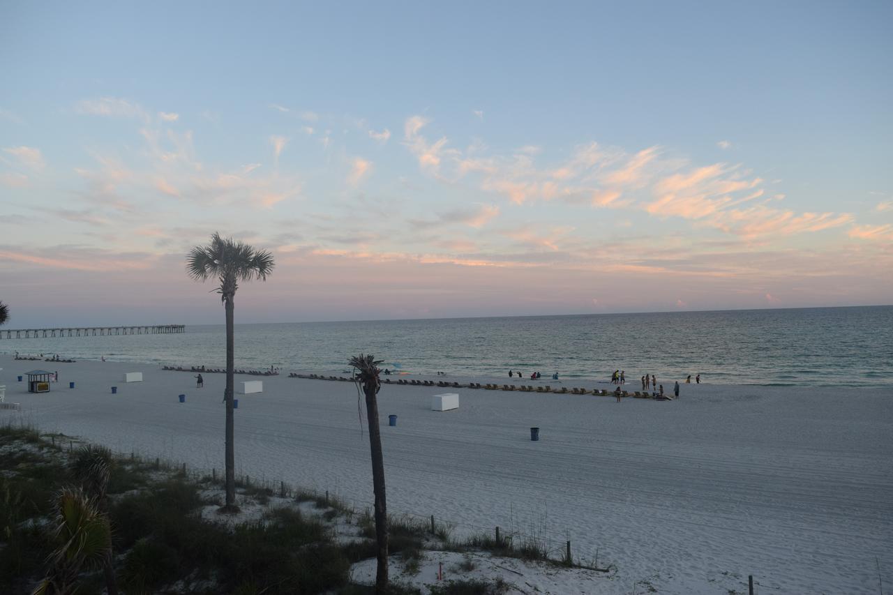 Days Inn By Wyndham Panama City Beach/Ocean Front Bagian luar foto