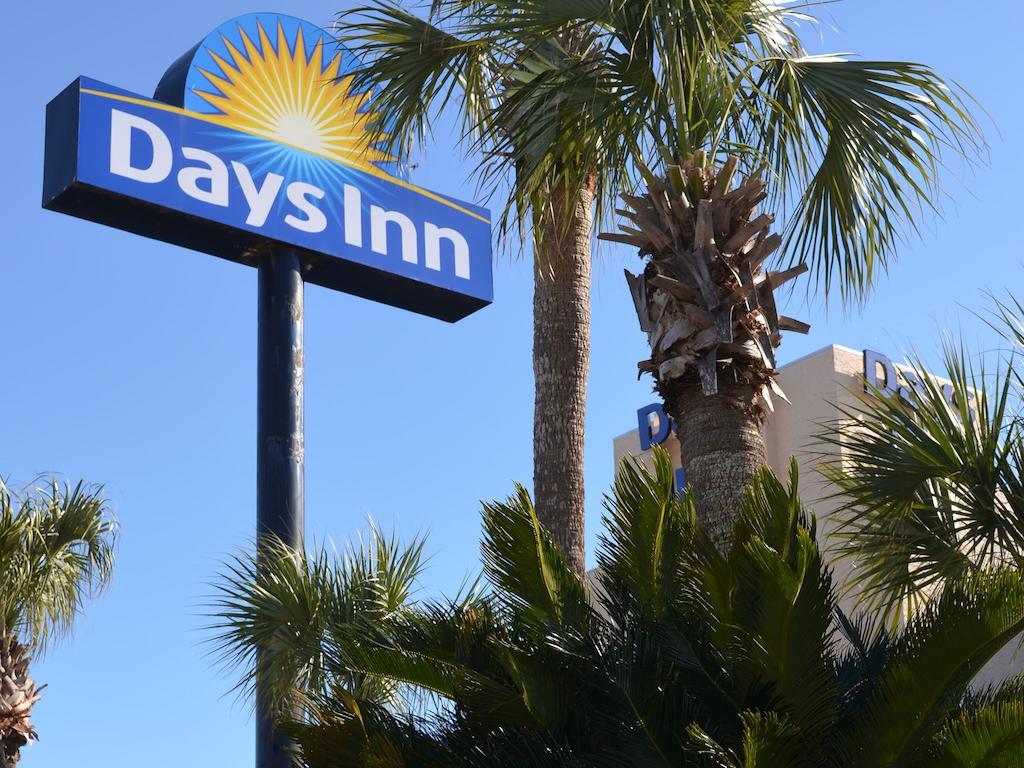 Days Inn By Wyndham Panama City Beach/Ocean Front Bagian luar foto