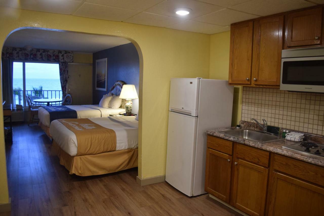 Days Inn By Wyndham Panama City Beach/Ocean Front Bagian luar foto