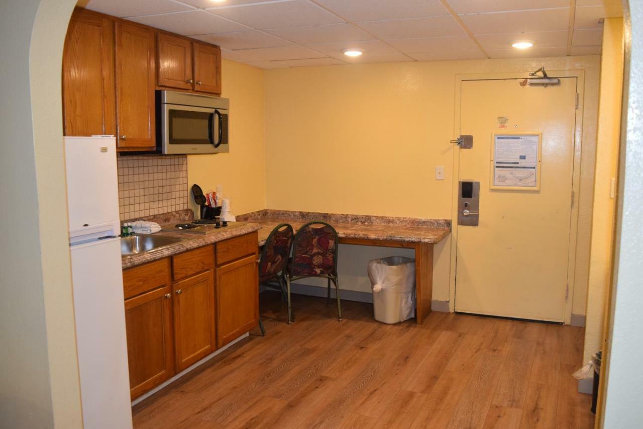 Days Inn By Wyndham Panama City Beach/Ocean Front Bagian luar foto